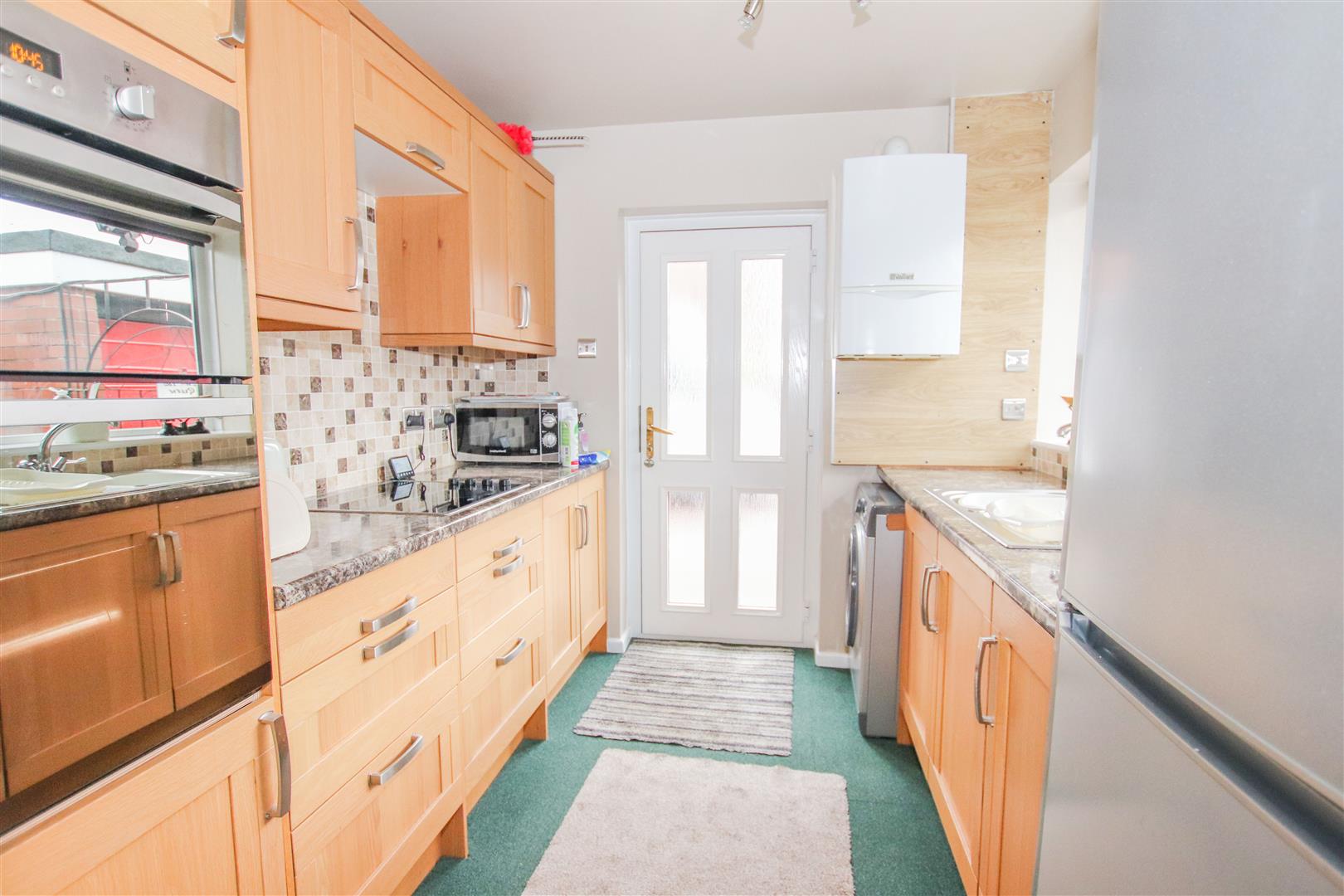 MODERN FITTED KITCHEN